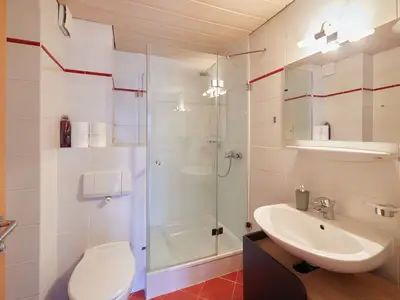 Badezimmer mit Dusche