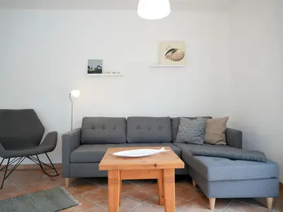 Entspannen Sie sich in diesem stilvollen Wohnzimmer mit modernem Design!