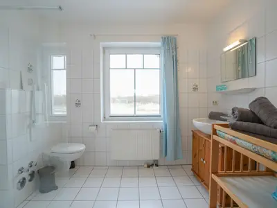 Entspannendes Badezimmer mit moderner Dusche und stylischem Waschbecken.