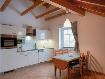 Entdecken Sie eine einladende Küche mit stilvollem Essbereich für Ihre Familienmahlzeiten.