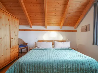 Gemütliches Schlafzimmer mit Holzvertäfelung und entspannendem Ambiente.