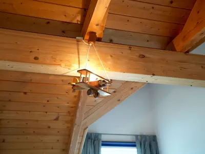 Gemütliches Wohnzimmer mit stilvoller Beleuchtung und viel Holzcharme.