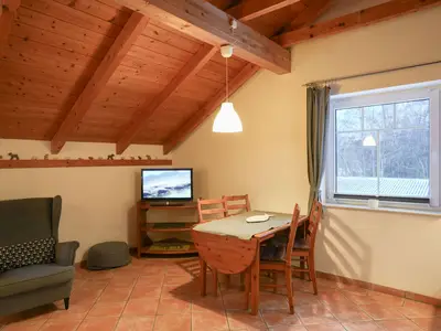 Entspannen Sie sich in diesem einladenden Wohnraum mit einem modernen Design.