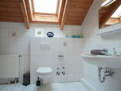 Modernes Badezimmer mit stilvollen Akzenten und natürlichem Licht.