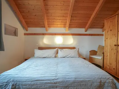 Ein einladendes Schlafzimmer, ideal für entspannende Nächte.