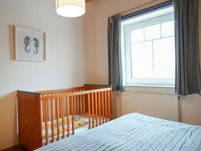 Ein gemütliches Schlafzimmer ideal für Familien mit Kleinkindern.