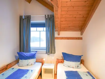 Kommen Sie in dieses gemütliche Schlafzimmer mit herrlichem Ausblick.