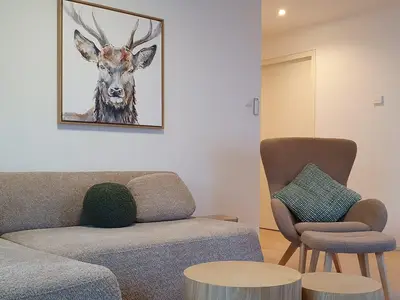 Wohnraum mit gemütlicher Couch