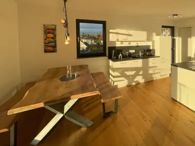 Essbereich mit voll ausgestatteter Küche