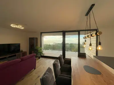 Lichtdurchfluteter Wohn- und Essbereich