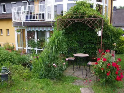 OFW Bischoff-Freisitz im Garten