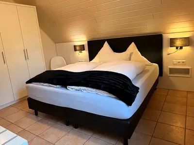 Schlafzimmer 1