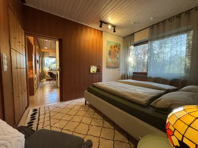 Schlazimmer mit Blick zur Küche und Wohnzimmer