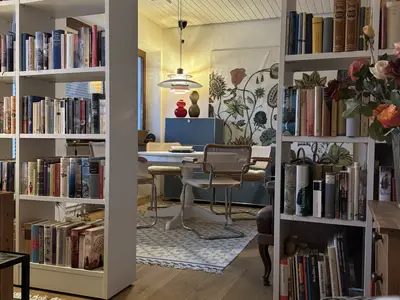 perlchen2  -  Blick durch Bibliothek auf Esszimmer