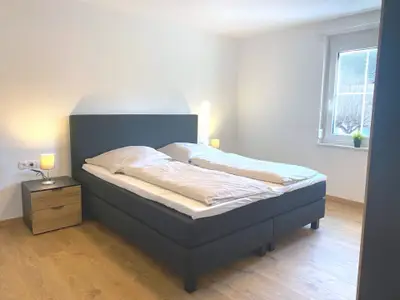 Schlafzimmer mit Ehebett