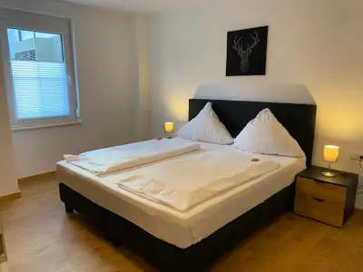 Schlafzimmer mit Ehebett