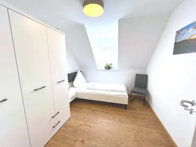 Kleines Schlafzimmer mit Einzelbett