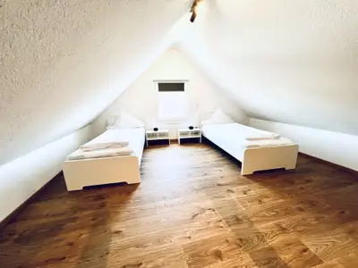 Schlafzimmer in der Galerie mit 2 Einzelbetten