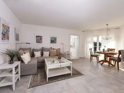 Wohn- und Essbereich mit Sofa und Esstisch