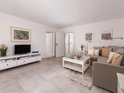 Wohnbereich mit gemütlicher Sofaecke und TV