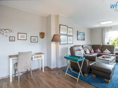 Wohnzimmer mit kleinem Schreibtisch