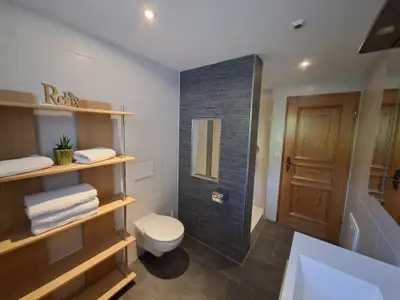 Bad mit Dusche und Wc