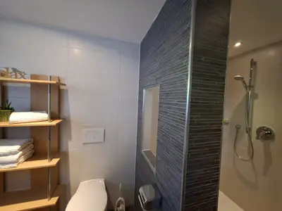 Bad mit Dusche und WC