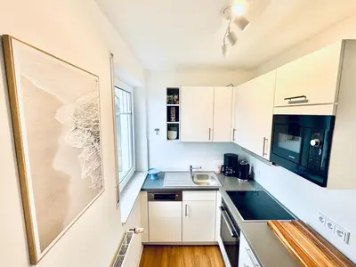 Vollausgestattete Küche mit Backofen