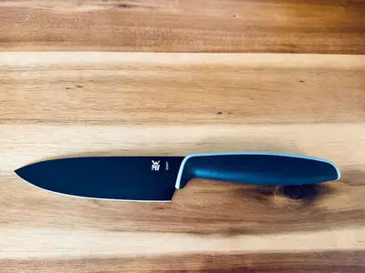 Messer auf Schneidebrett (Dekoratives Detail)