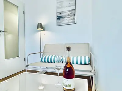 Wohnbereich mit Sofa und Beistelltisch