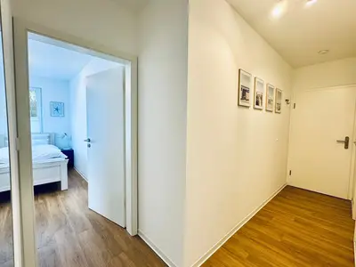 Flur mit Spiegel und Garderobe