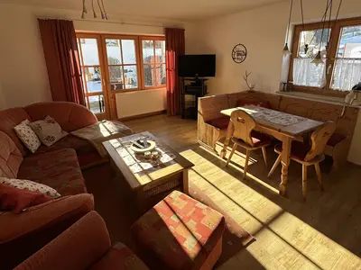 Offener Wohn-/Essbereich mit Terrassenzugang