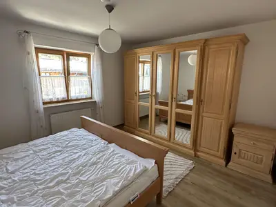 Hauptschlafzimmer mit Kingsize-Bett und Bergblick