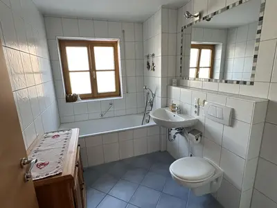 Tageslichtbad mit Wanne und bodengleicher Dusche