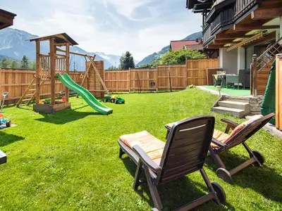Garten mit Spielplatz