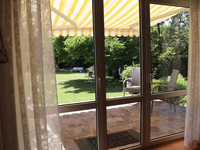 Ferienwohnung Orts-Idyll-Blick auf die Terrasse