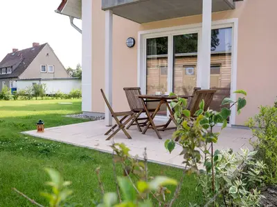 Terrasse mit Gartenmöbeln
