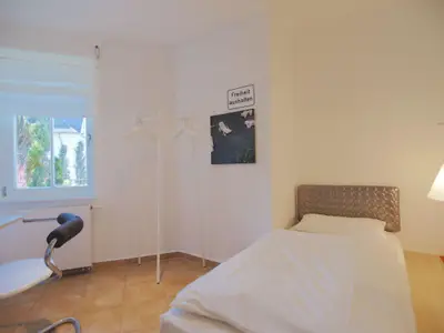 kleines Schlafzimmer mit Einzelbett