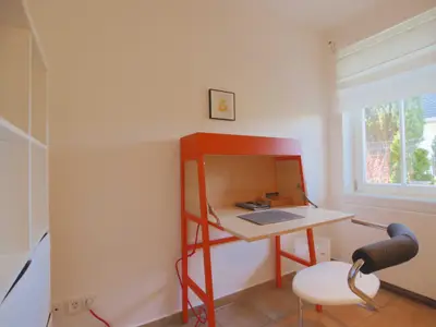 Arbeitsplatz im kleinen Schlafzimmer