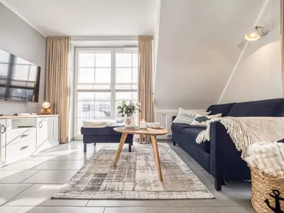 Wohnbereich mit Sofa und TV