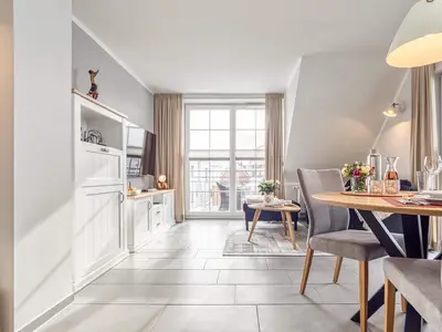 Blick ins Wohnzimmer mit Essbereich