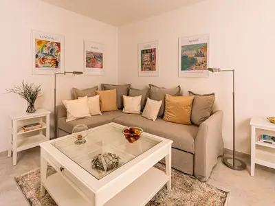 Gemütliche Sofaecke mit TV