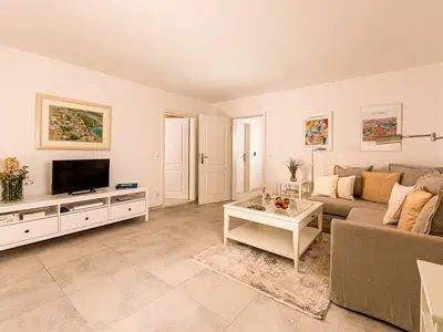 Gemütliche Sofaecke mit TV