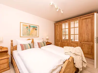 Schlafzimmer mit Doppelbett und Kleiderschrank