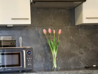 Küche mit Mikrowelle