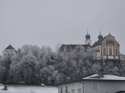 Blick aus dem Fenster auf die Baumburg