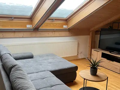 Wohnbereich mit Couch und Fernseher