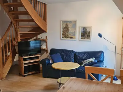 Wohnbereich mit Sofa und TV