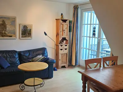 Wohnbereich mit Sofa und Essecke