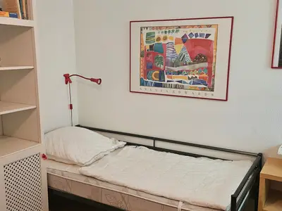 Kinderzimmer mit Einzelbett und Kleiderschrank